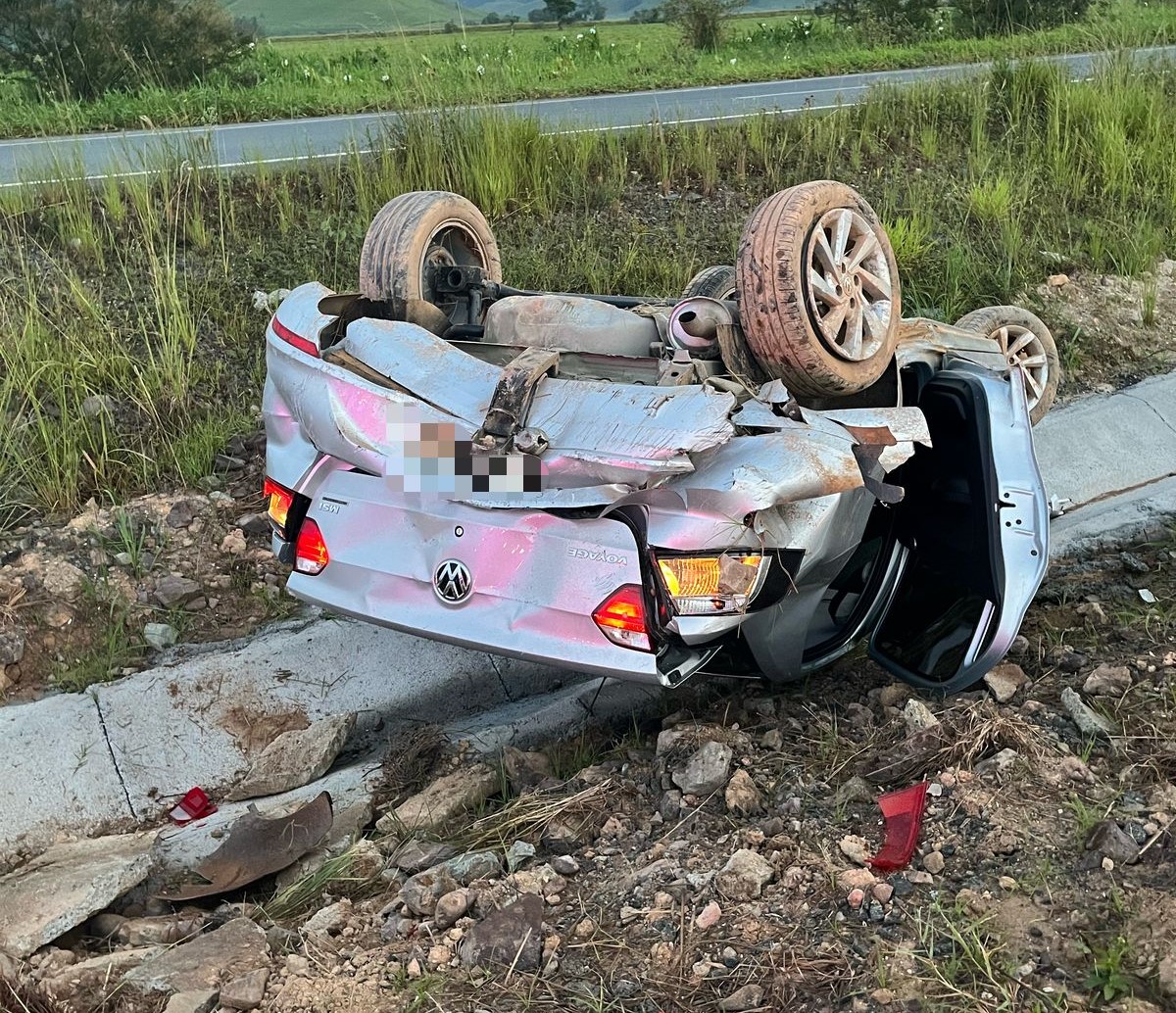 Capotamento em vala central da BR 470, sem vítimas é registrado em Ilhota