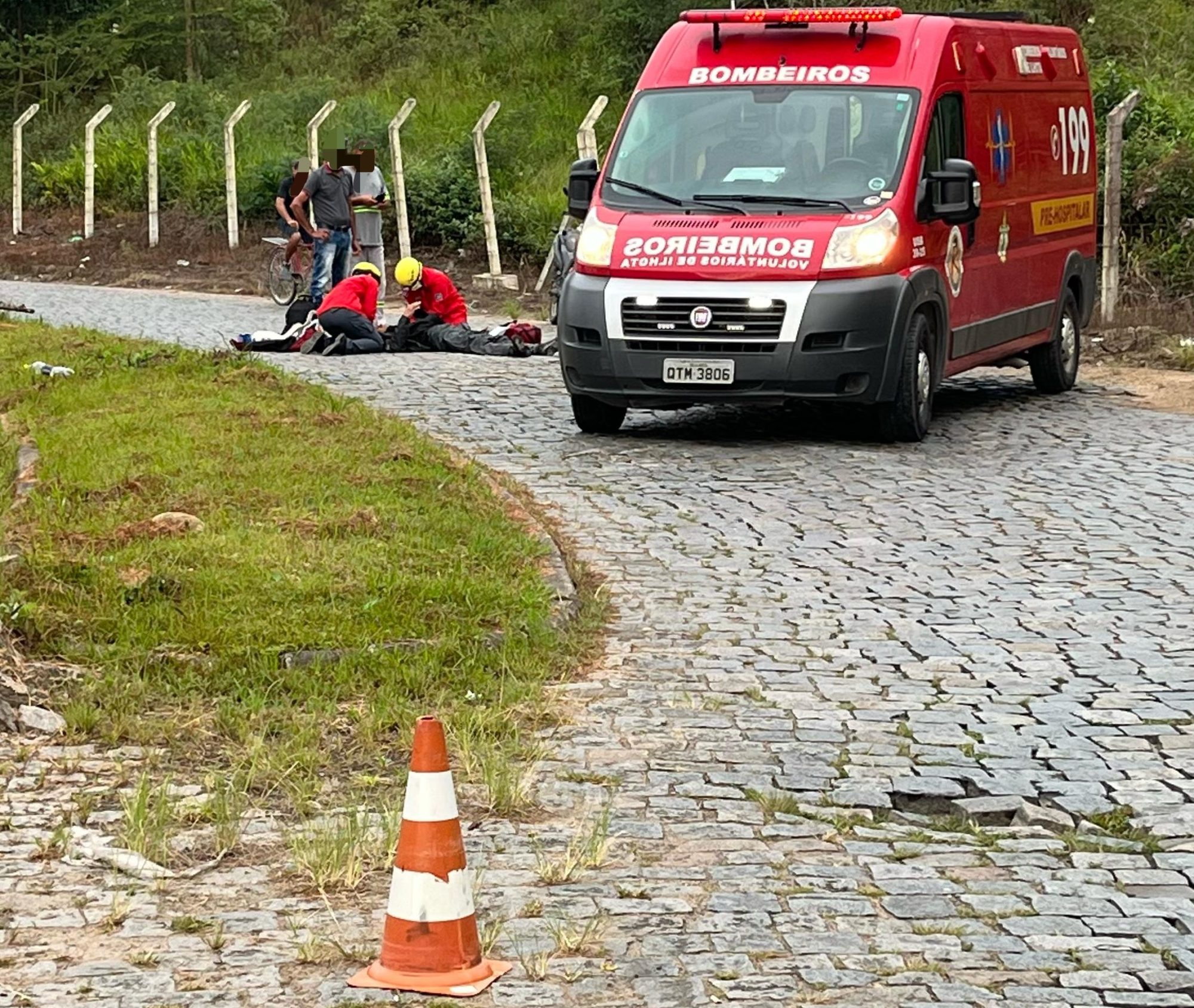 Motociclista tem suspeita de fratura na região das costas após queda de moto em Ilhota