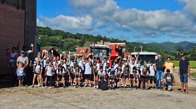 Estudantes da EEB Ervino Venturi conhecem propriedade de rizicultores