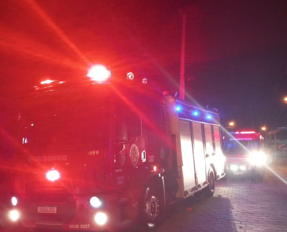 Bombeiros Voluntários atendem princípio de incêndio em fiação de energia no Centro de Ilhota