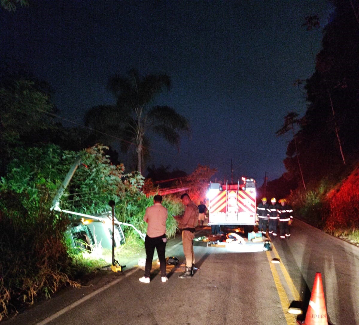 Bombeiros de Gaspar atendem saída de pista com colisão em poste na BR 470 no Belchior Baixo, sem feridos.