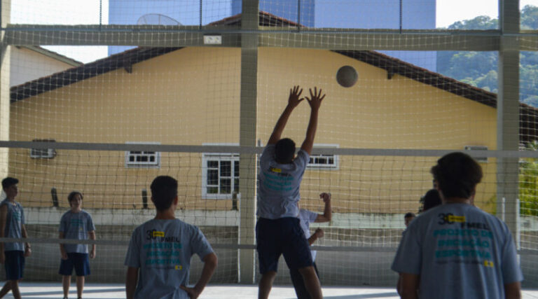 Começam as aulas de Iniciação Esportiva nas escolas de Gaspar