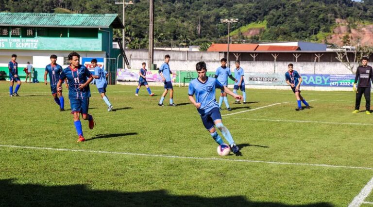 Catarinense de Futebol Escolar começa nesta terça-feira (8) em Gaspar