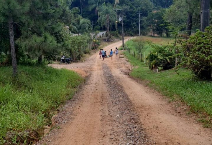 Ciclista tem vários ferimentos após sofrer queda em estrada de terra no bairro Minas em Ilhota