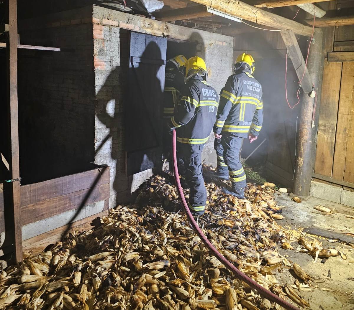 Bombeiros apagam incêndio em Estufa de Secagem de Milho no Interior de Blumenau