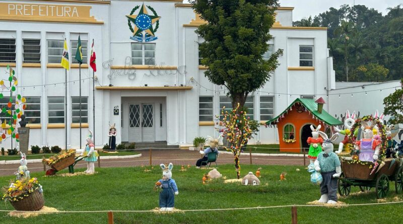 Praça Getúlio Vargas recebe decoração de Páscoa