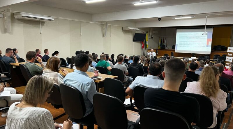 Servidores participam de capacitação sobre gestão de contratos