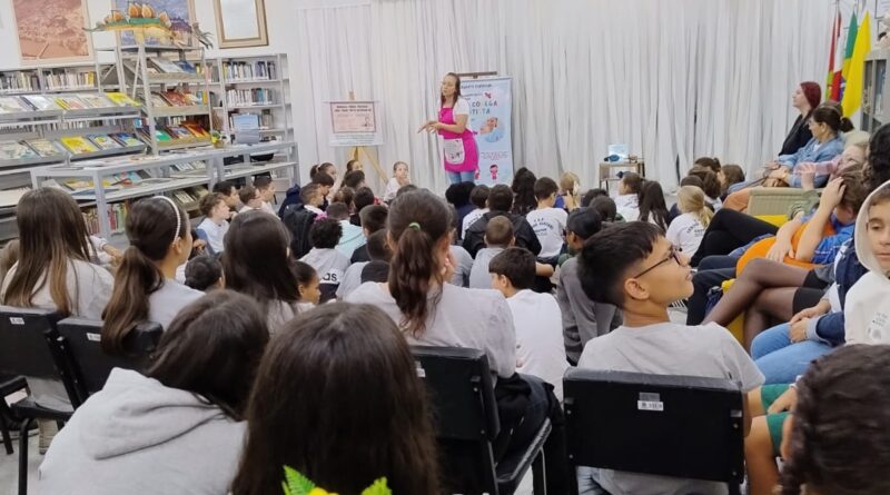 Biblioteca promove contação de histórias em comemoração ao Dia do Livro