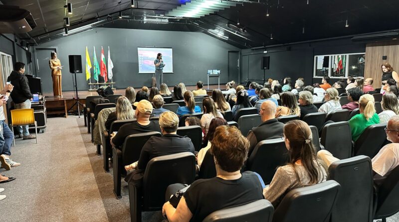 Palestra conscientiza famílias sobre Transtorno do Espectro Autista