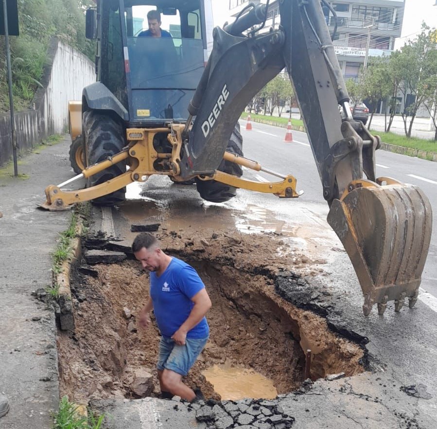 Tubulação rompe na Avenida das Comunidades, bairros Coloninha, Figueira e Gaspar Grande poderão enfrentar falta de água