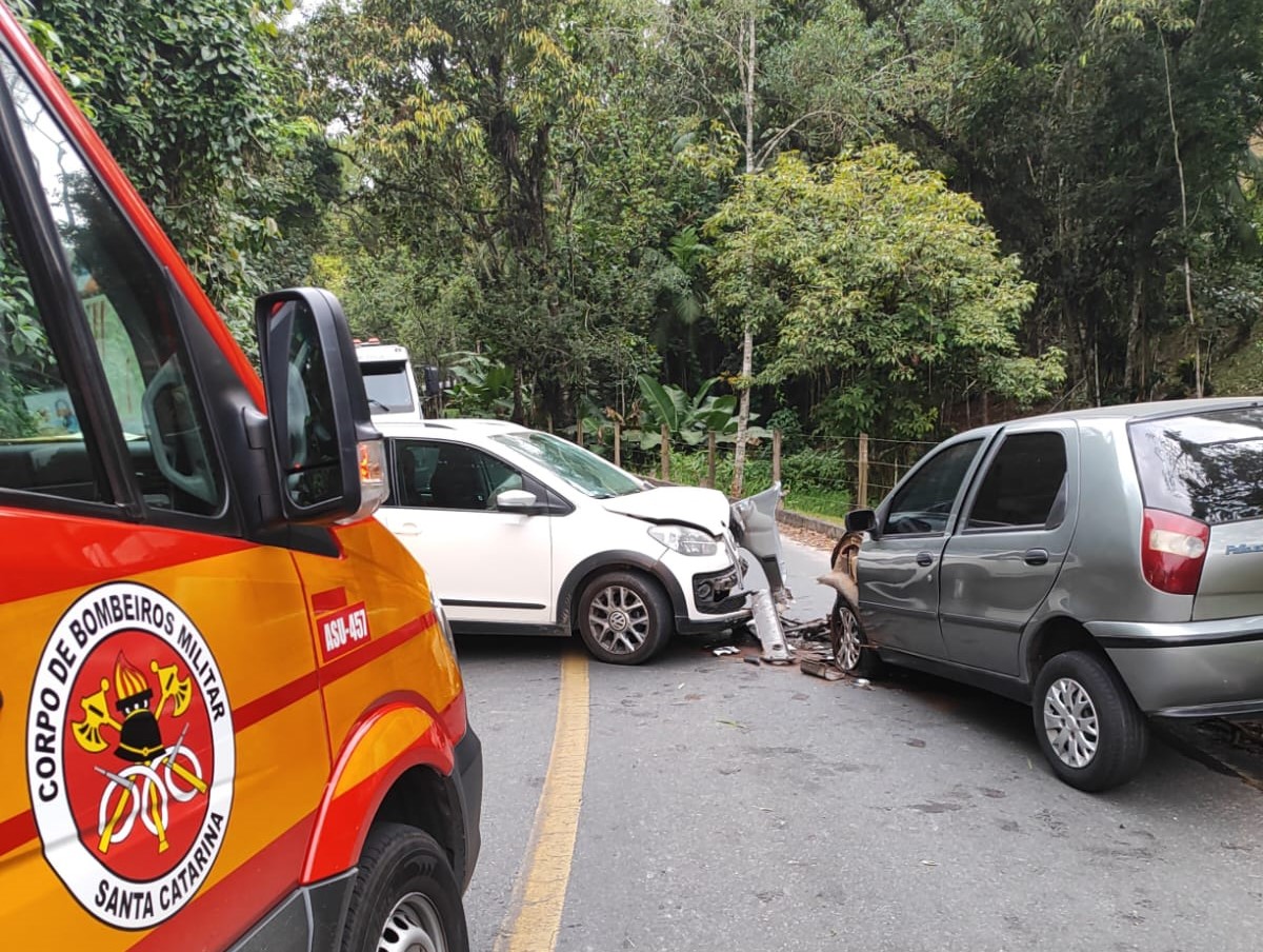 Colisão frontal deixa um ferido na Rua Antônio Francisco de Carvalho, no Bairro Gaspar Grande