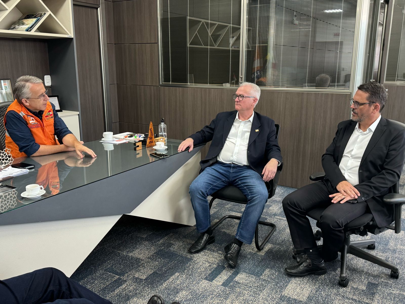 Secretário Mário Hildebrandt recebe Prefeitos Paulo Koerich e Silvio César, de Gaspare Indaial, na Proteção e Defesa Civil de Santa Catarina