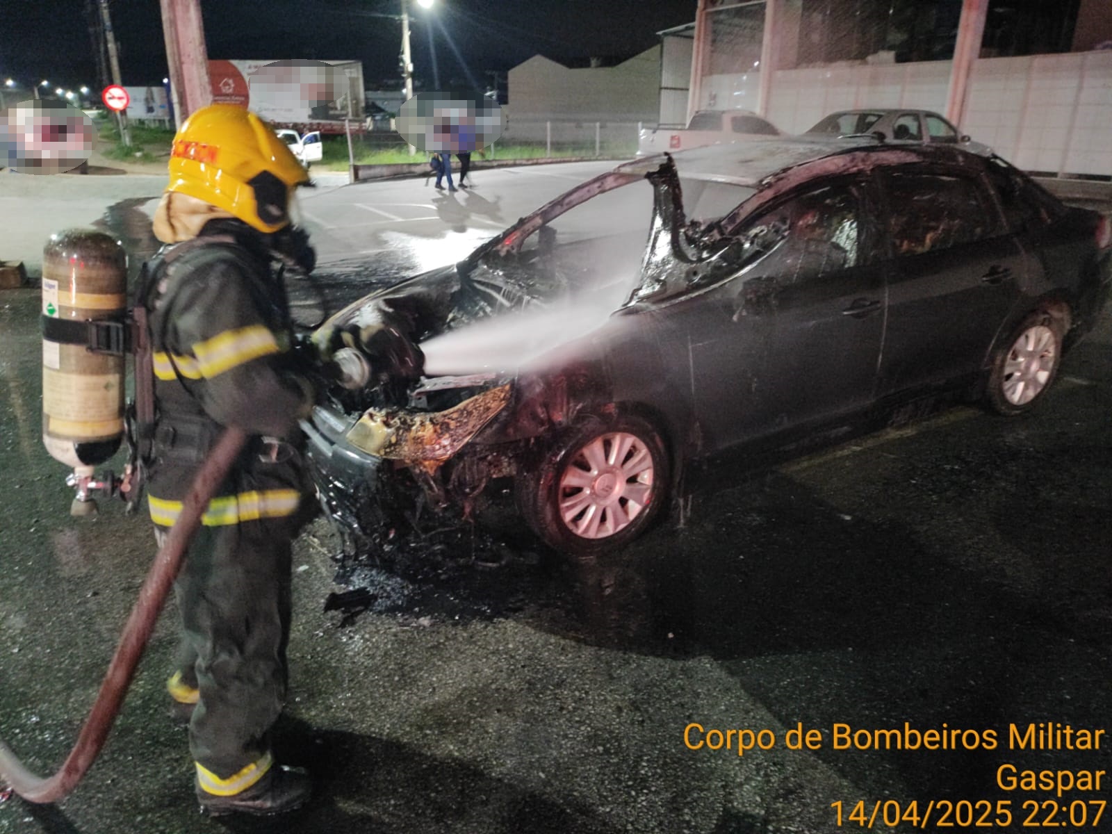 Carro estacionado pega fogo em motor no bairro Santa Terezinha em Gaspar