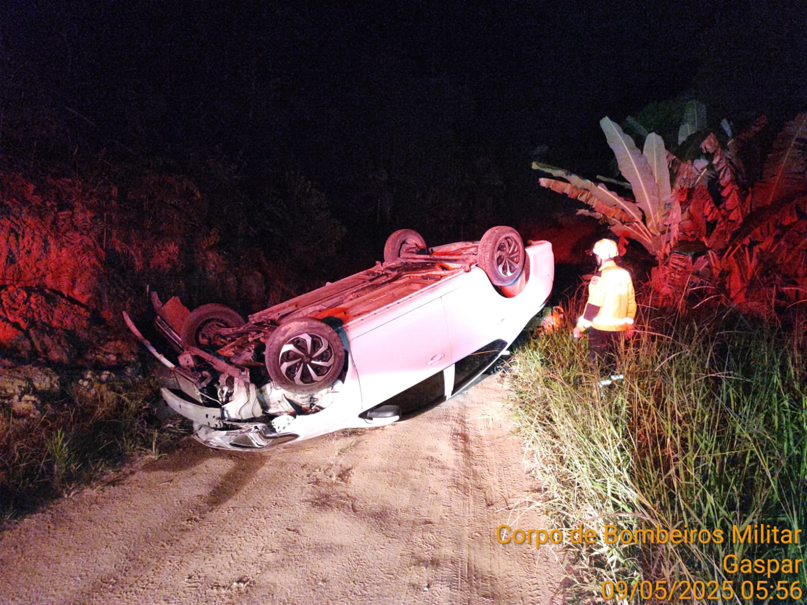 Motorista tem ferimentos leves após capotar veículo no bairro Gasparinho
