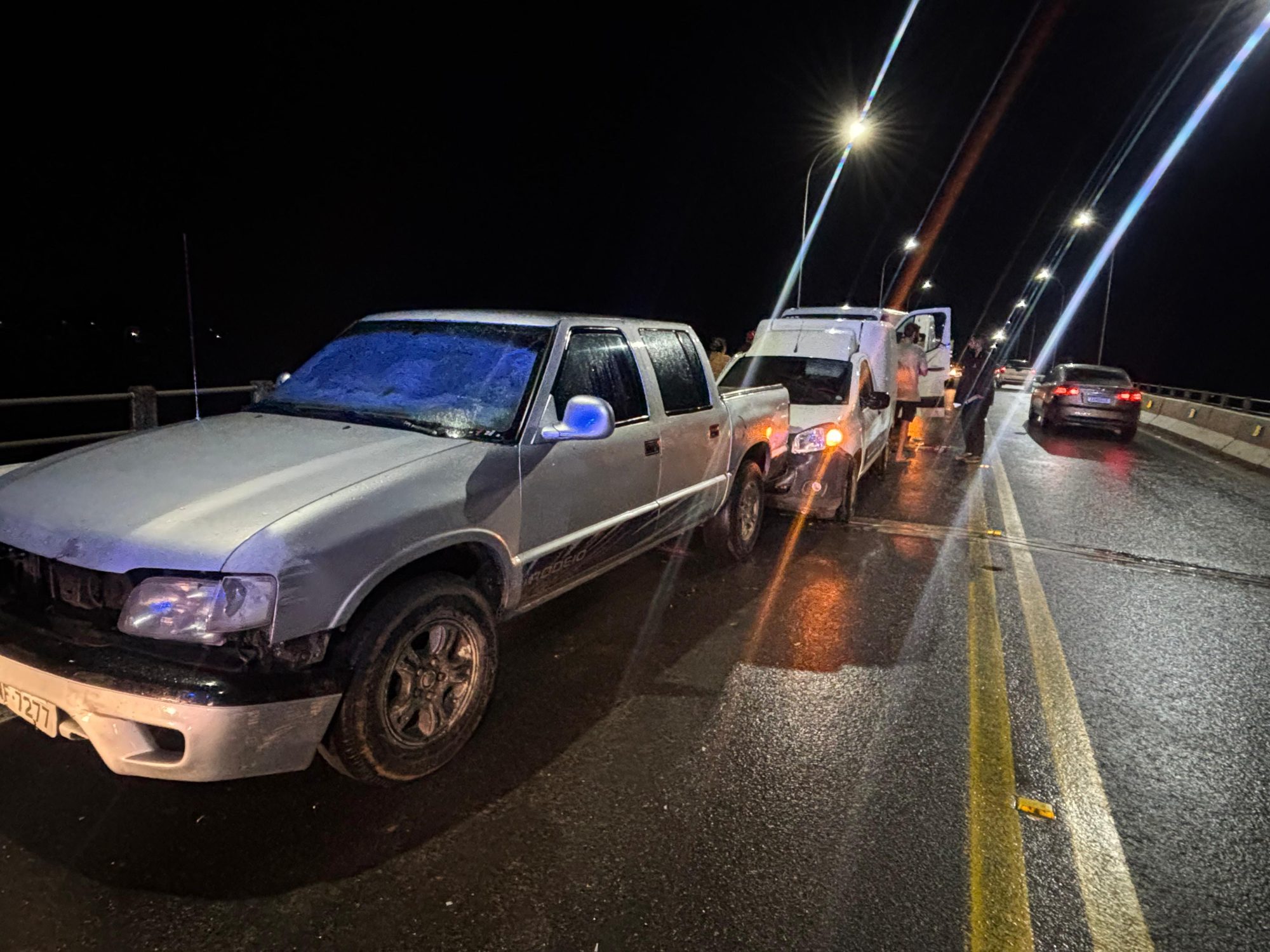 Engavetamento com cinco veículos na Ponte de Ilhota deixa uma vítima com suspeita de fratura na coluna