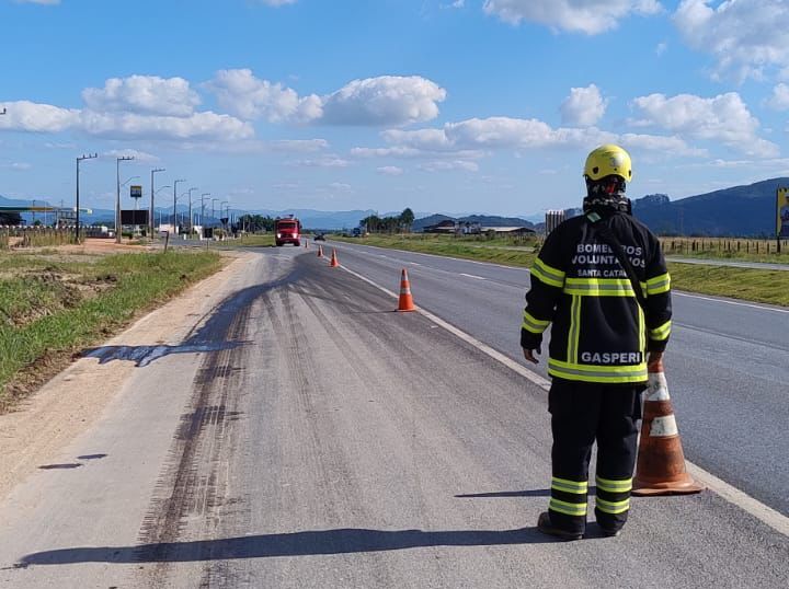 Bombeiros de Ilhota realizam limpeza de óleo na pista na BR 470 no bairro Barranco Alto