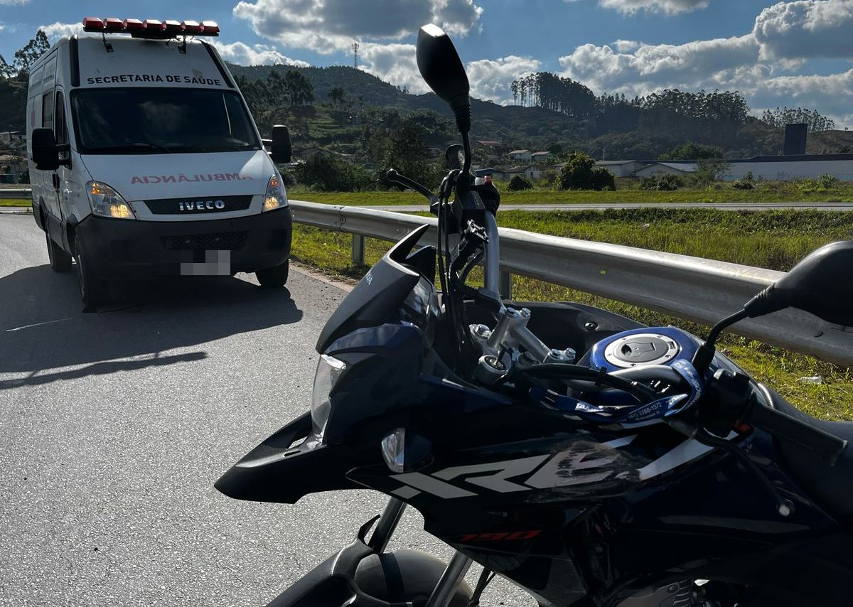Motociclista sofre escoriações após queda na Alça de acesso à Ilhota