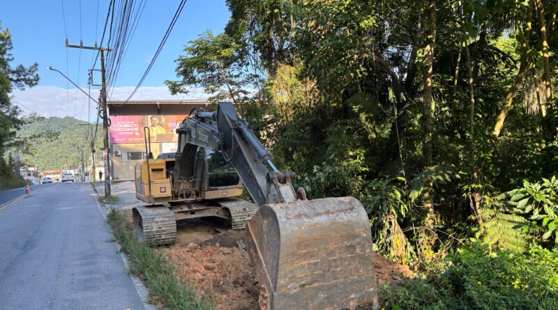 Prefeitura inicia recuperação de margem no início da Rua Frei Solano