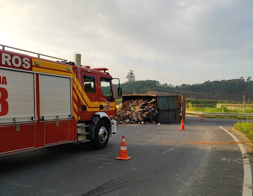 Motorista tem ferimentos leves após tombar caminhão na BR 470 no trevo de acesso ao Bairro Arraial do Ouro