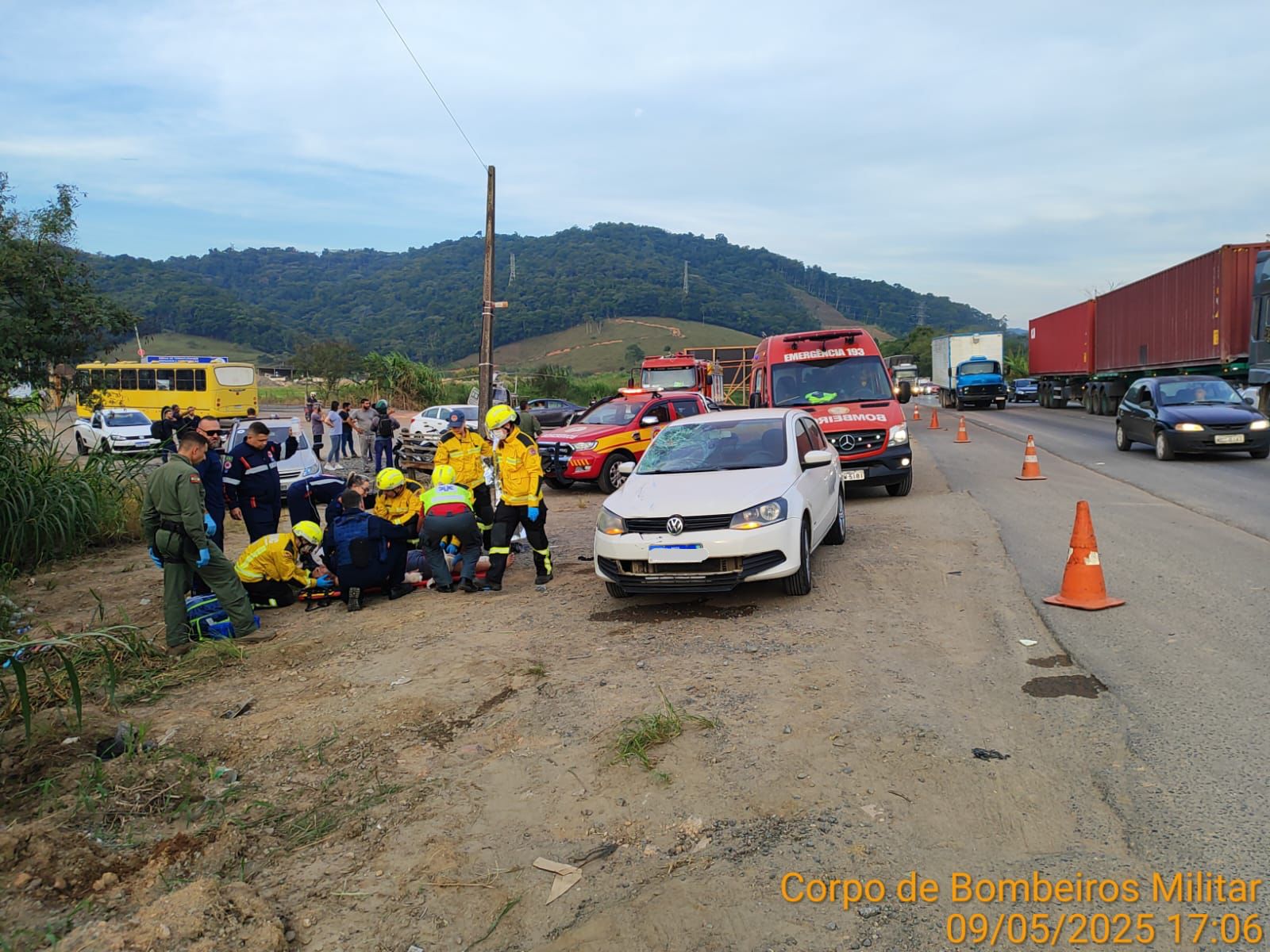 Homem fica gravemente ferido após ser atropelado na BR 470 no Belchior Baixo