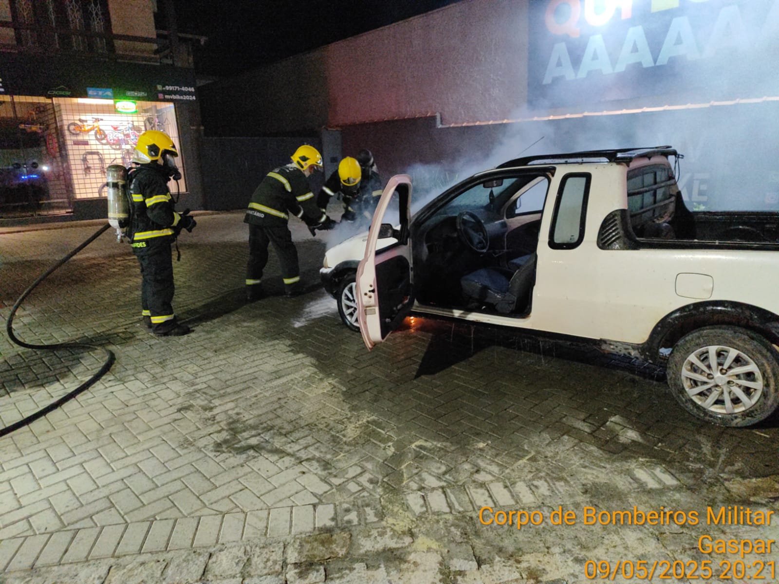 Bombeiros de Gaspar apagam fogo em veículo na rua Barão Rio Branco no Centro de Gaspar