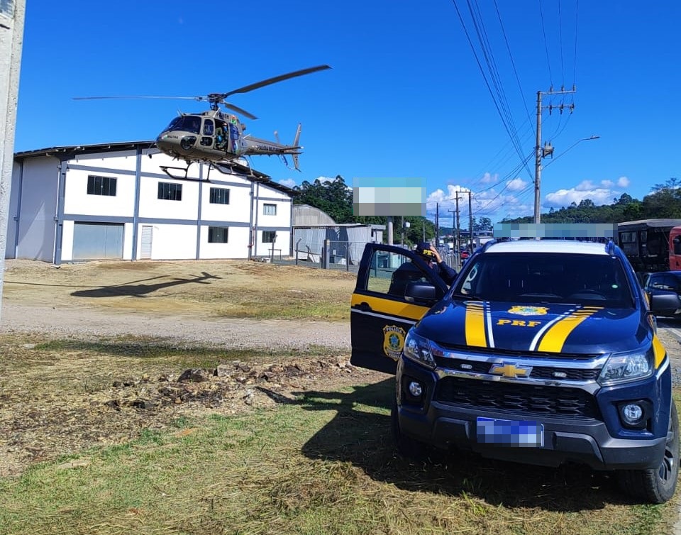 Motociclista fica ferido após colidir com guard rail no trevo de acesso à Ponte do Vale