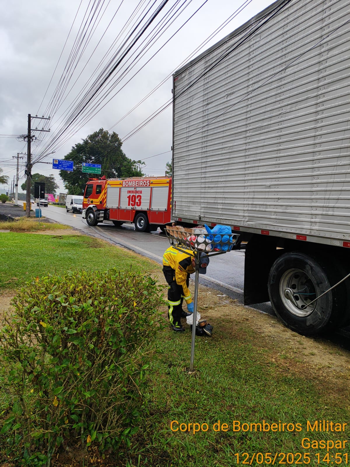 Colisão entre caminhão e bicicleta deixa idoso ferido em Gaspar nesta segunda-feira 12