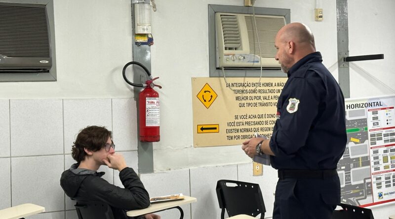 Ditran promove palestra sobre conscientização no trânsito na Autoescola Coração do Vale