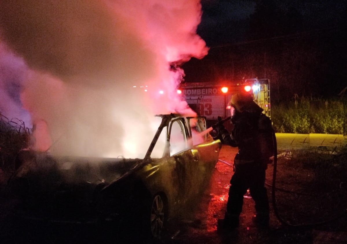 Veículo pega fogo na rua Vidal Flávio Dias, Bairro Belchior Baixo, em Gaspar