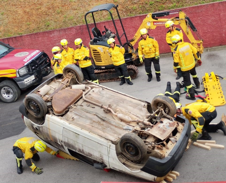 Bombeiros Militares e Comunitários da região do Médio Vale participam Treinamento de Resgate Veicular