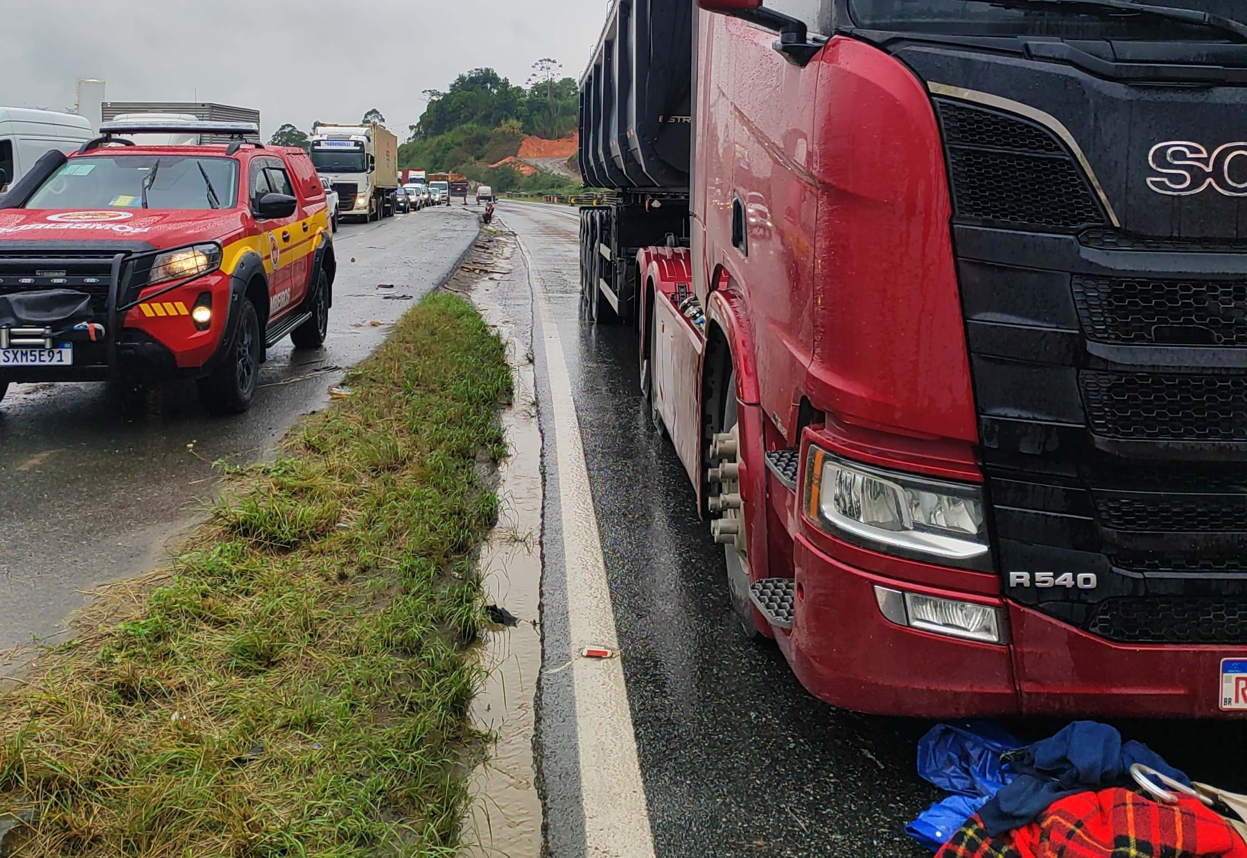 Motociclista fica gravemente ferido após sofrer queda e ser arrastado por caminhão na BR 470, no Belchior Baixo