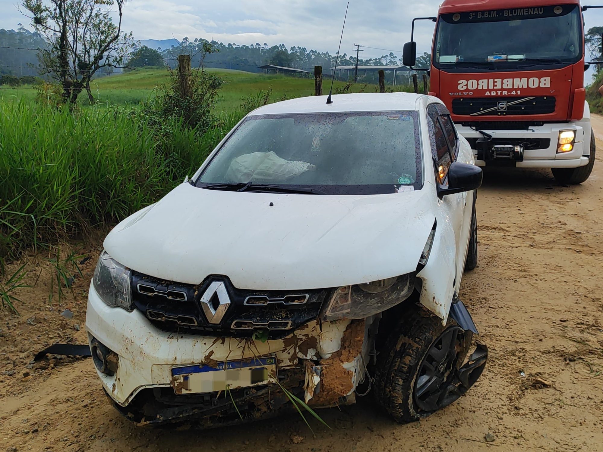Condutora perde controle de veículo na Rua Amádio Beduschi e sofre ferimentos leves