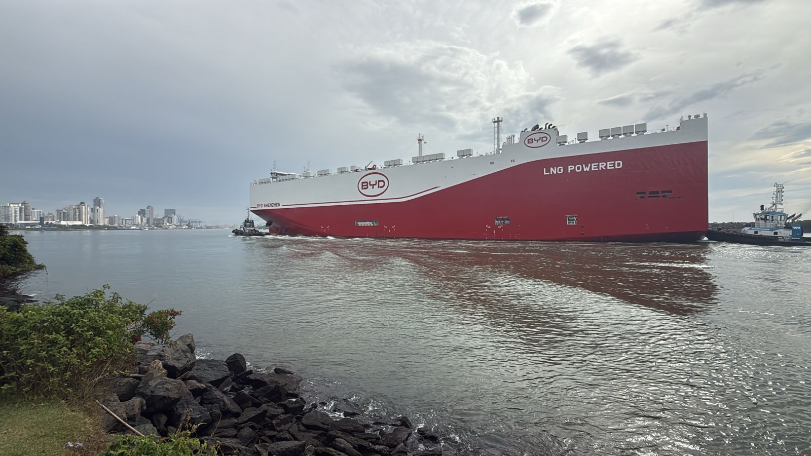 Maior navio de transporte de veículos do mundo inicia operação no Porto de Itajaí