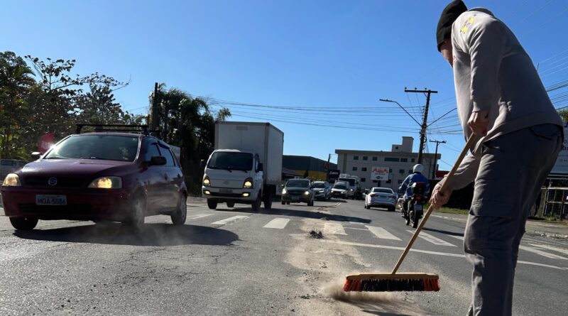 Vias de Gaspar recebem melhorias na sinalização horizontal 