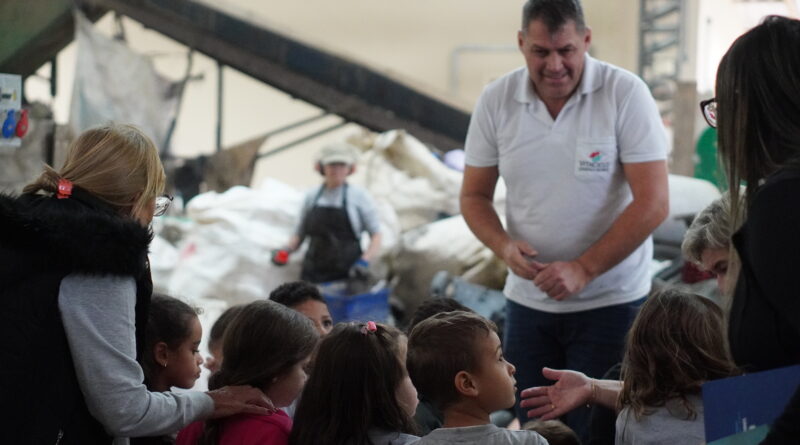 Alunos do CDI Emília Theiss visitam empresa de logística reversa com o Samae