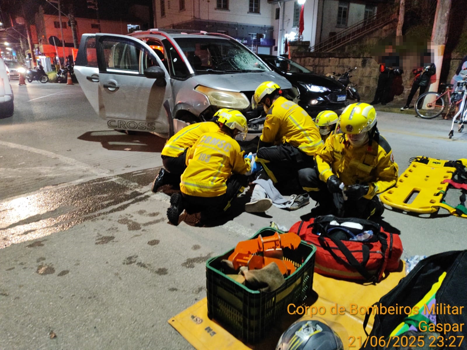 Motorista foge após colisão com moto, no centro de Gaspar e  motociclista fica ferido