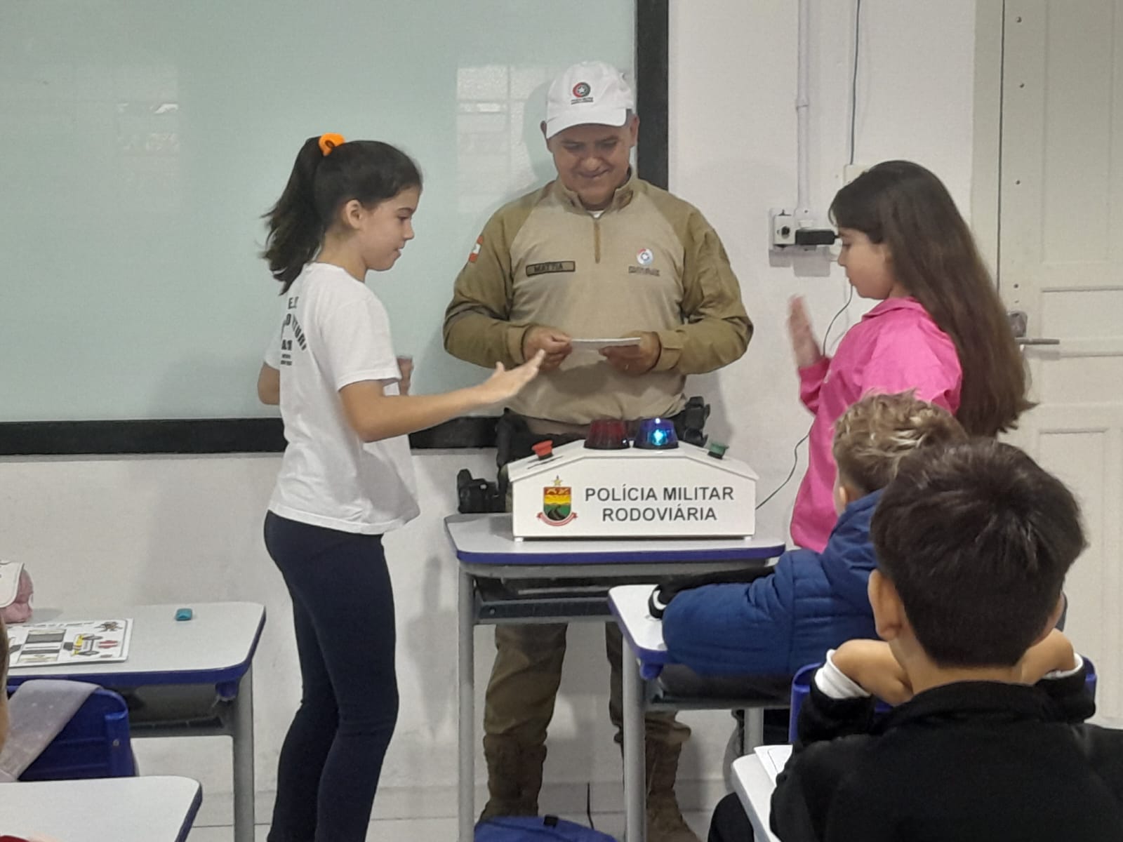 Polícia Militar Rodoviária recebe visita de alunos do 4º ano da Escola Ervino Venturi