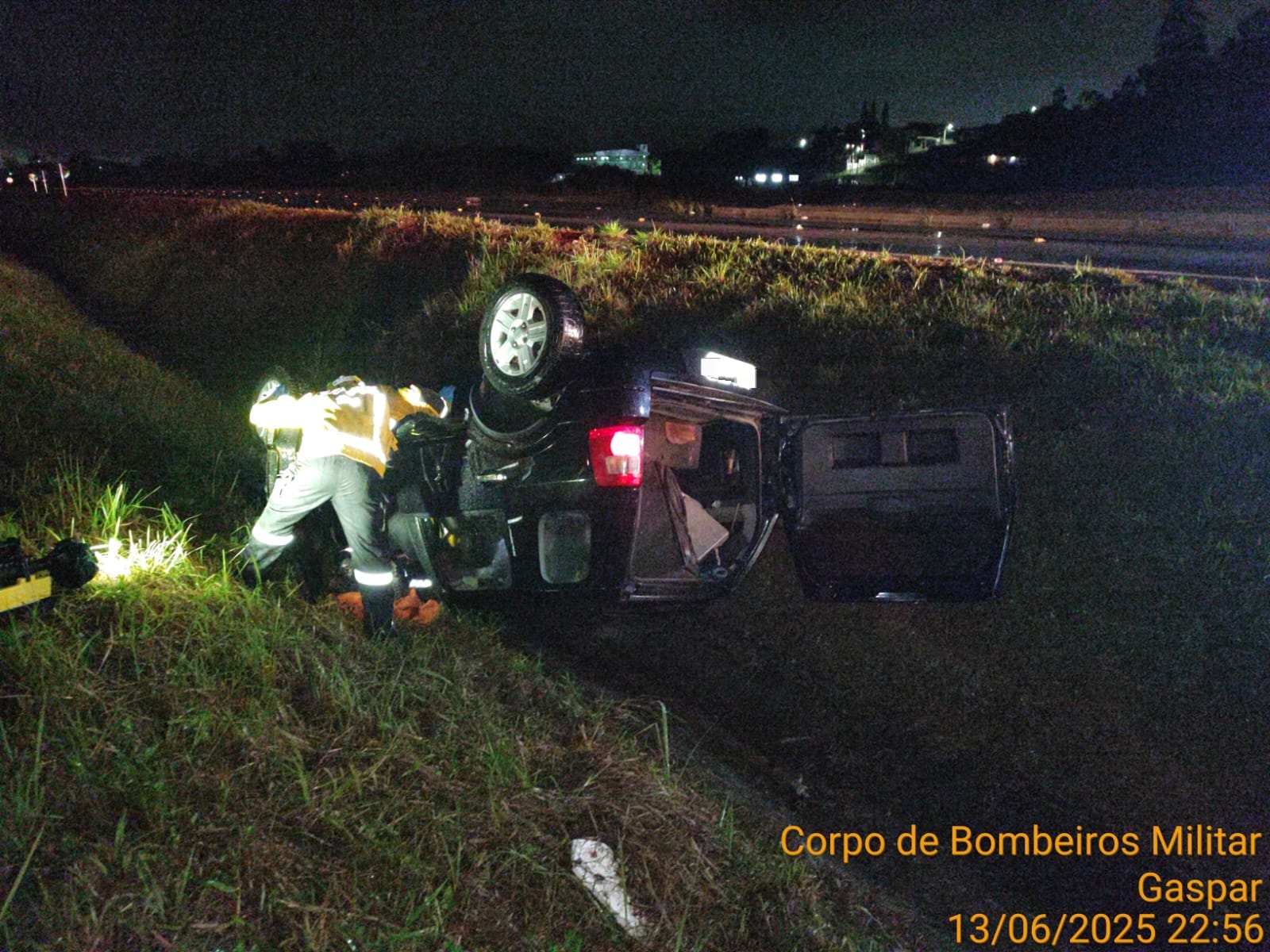 Bombeiros de Gaspar atende capotamento na BR 470 na Margem Esquerda vítima evadiu-se do local