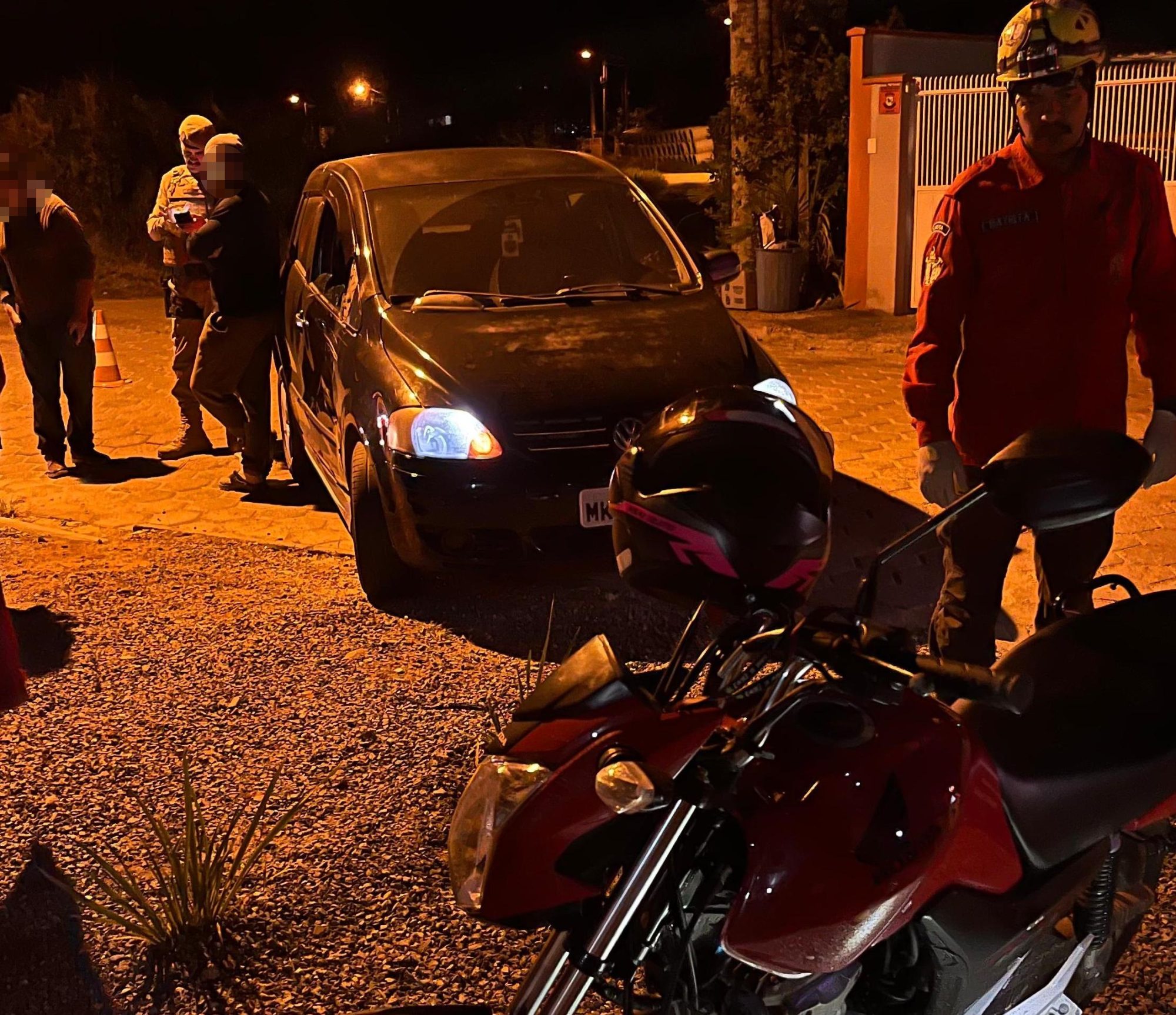 Colisão entre carro e moto deixa condutora de moto com escoriações leves em Ilhota