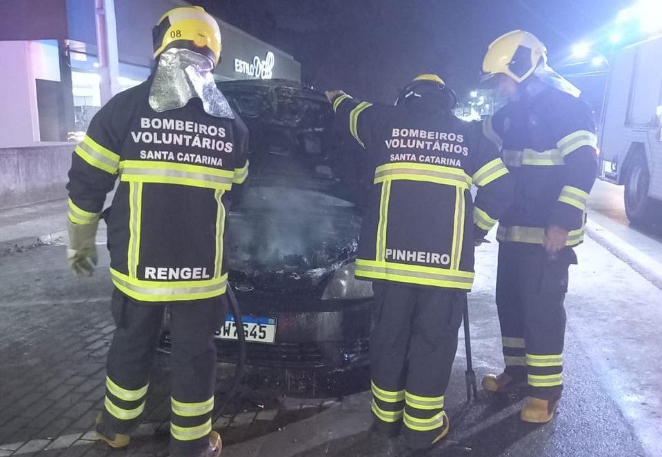 Veículo Fiat Uno pega fogo na rua 21 de julho, no Centro de Ilhota