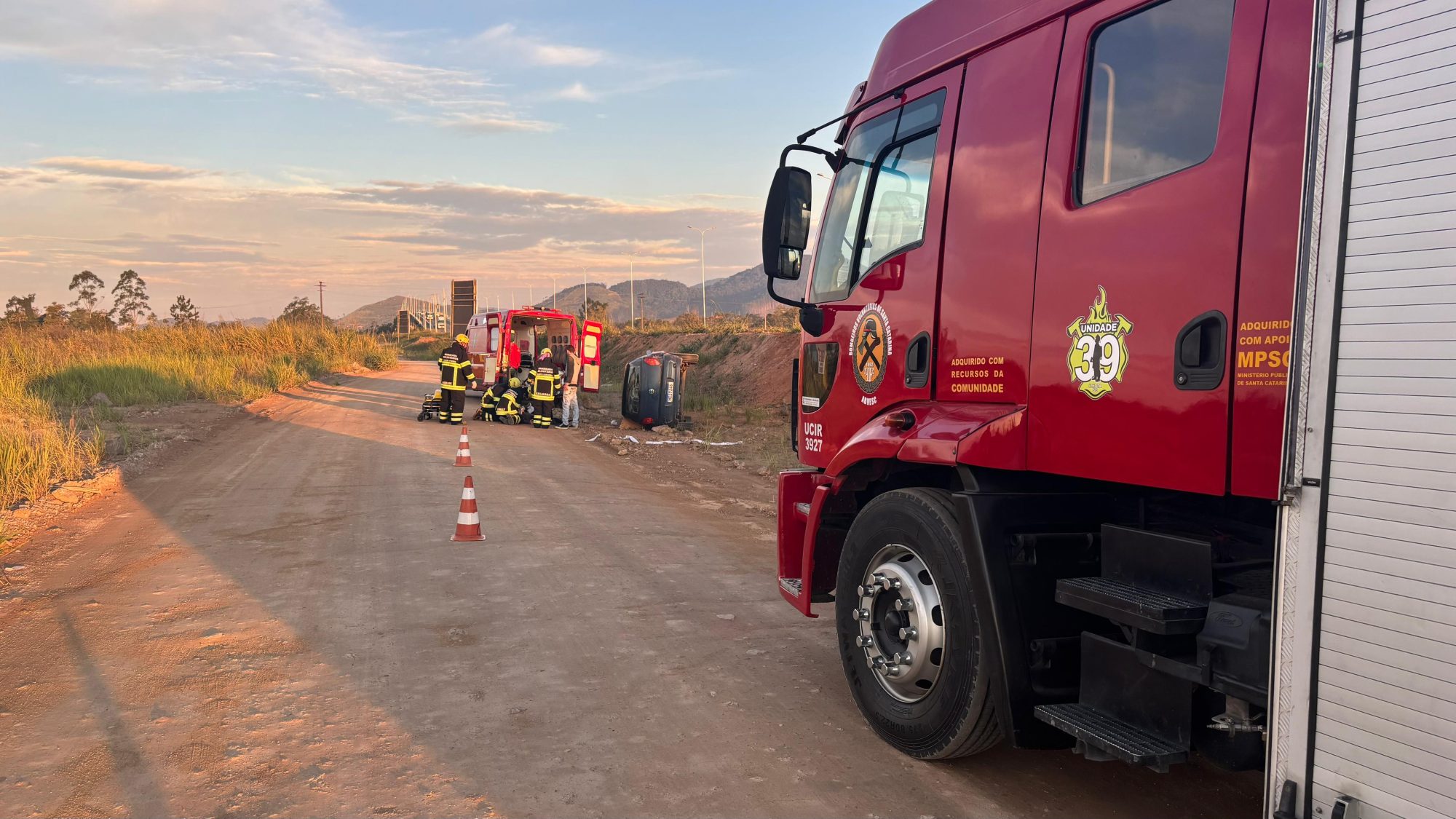 Bombeiros de Ilhota atendem capotamento com vítima leve no Novo Acesso a BR 470