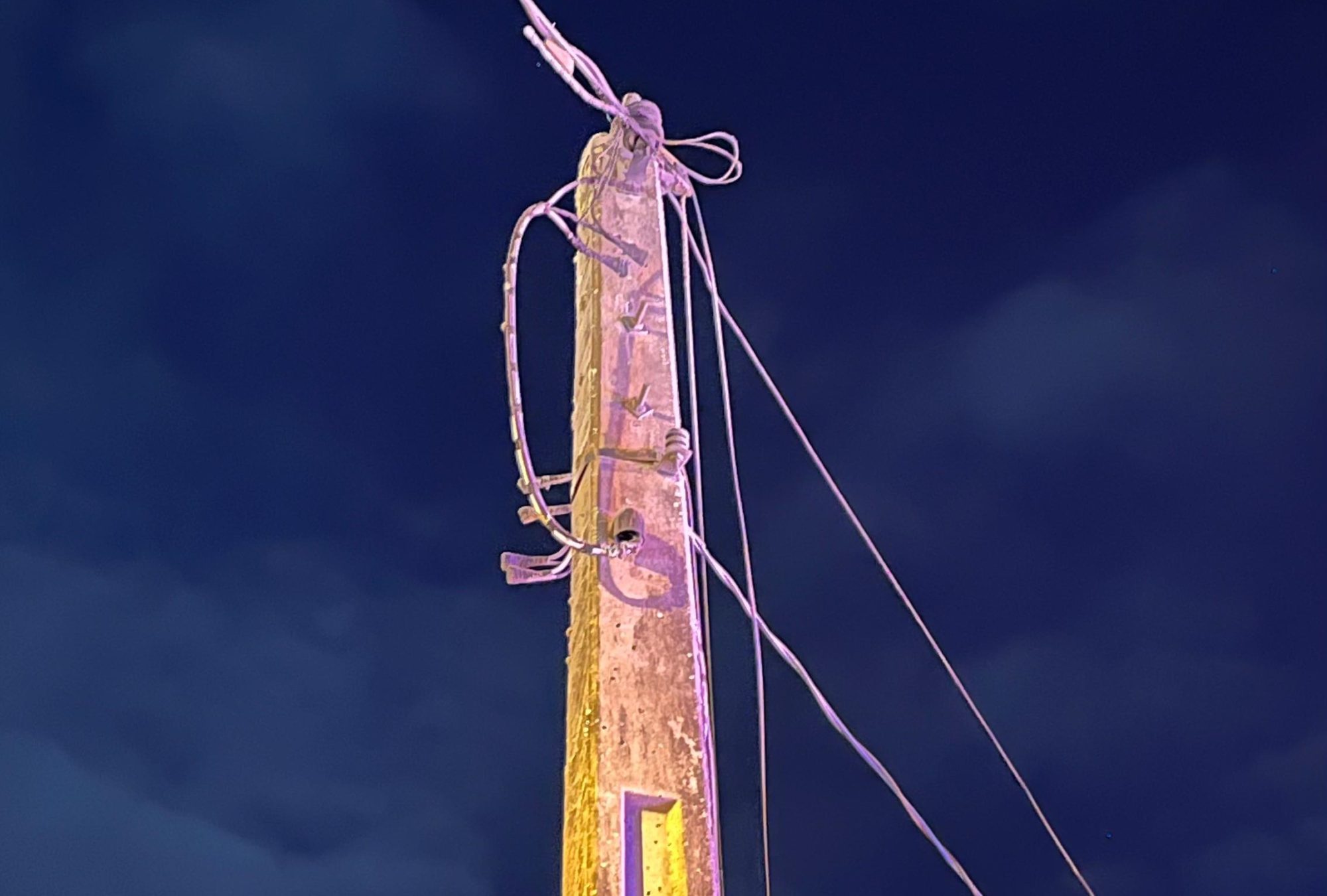 Bombeiros Voluntários apagam fogo em fiação de poste residencial no Centro de Ilhota