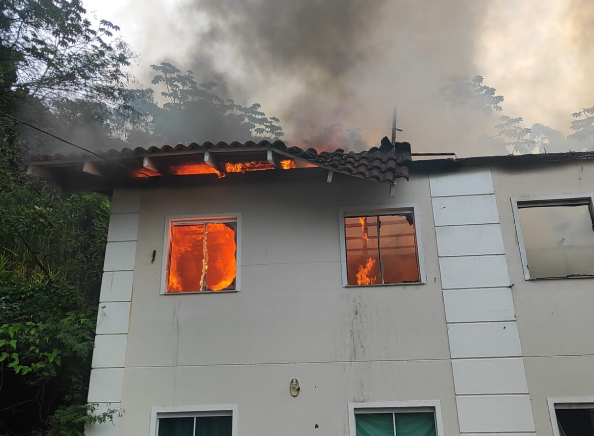 Bombeiros apagam incêndio em edificação na rua João Mathias Zimmermann no Gasparinho