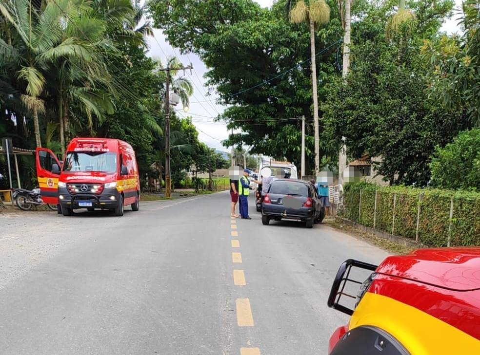 Corpo de Bombeiros atende colisão de carro contra muro sem feridos no Poço Grande