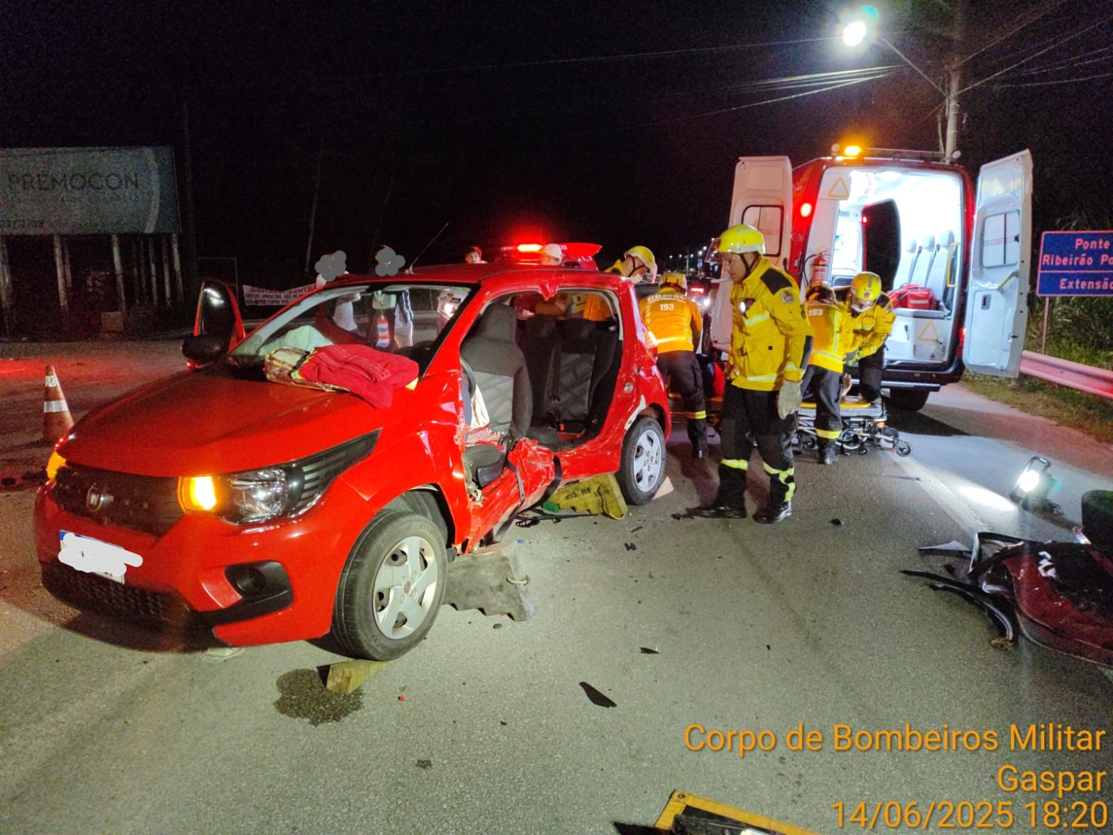 Colisão entre dois carros no Poço Grande, deixa uma vítima com possível trauma de tórax