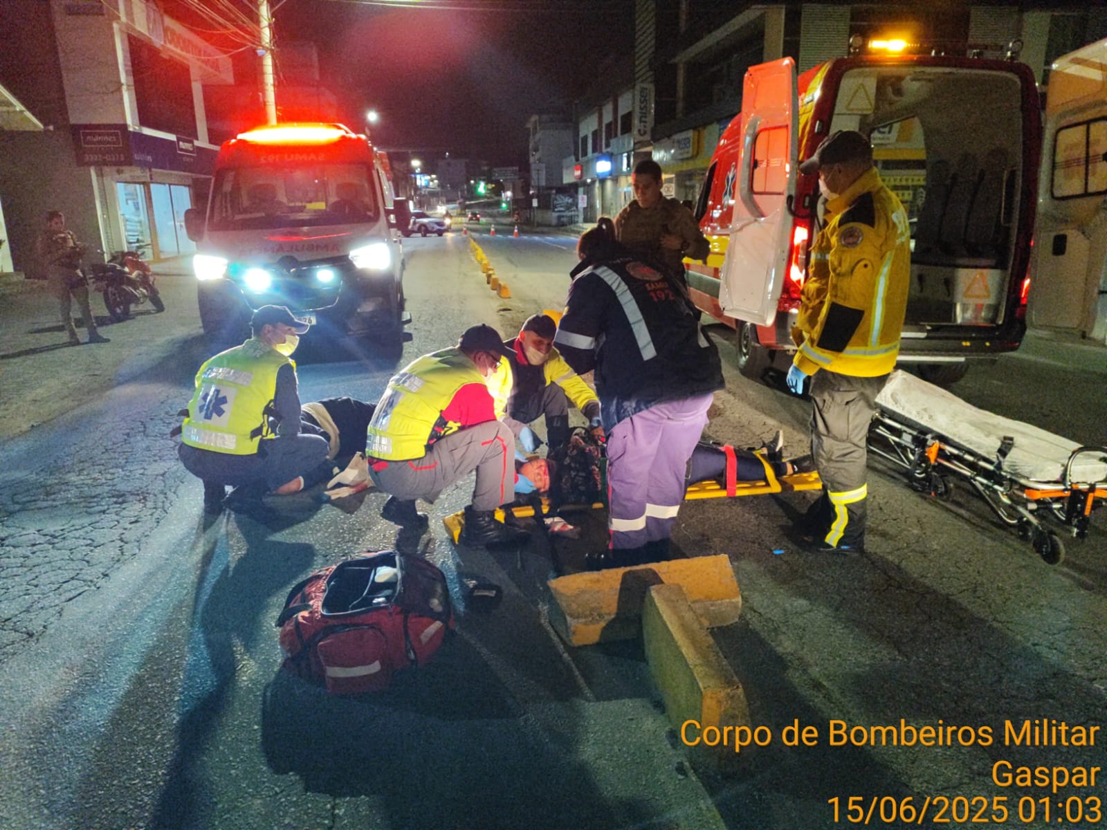 Queda de moto na Avenida das Comunidades deixa caroneira com ferimentos graves