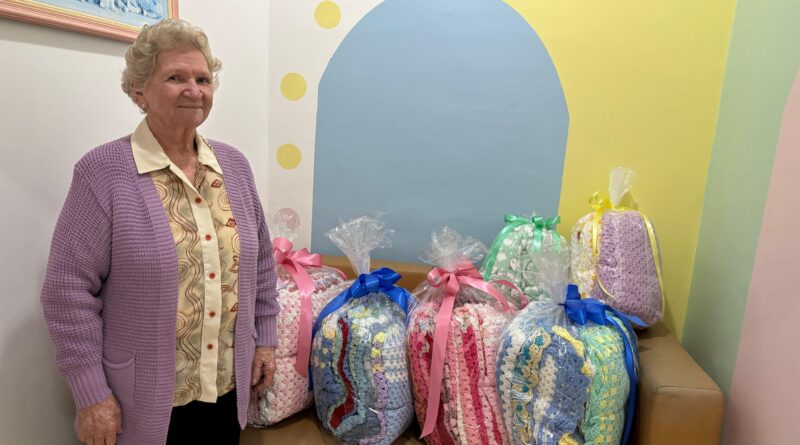 Dona Ilca confecciona mantas para recém-nascidos do Hospital de Gaspar