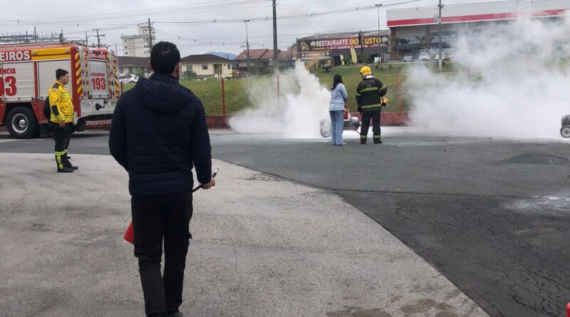 Defesa Civil e Corpo de Bombeiros capacitam professores para uso de extintores de incêndio nas escolas