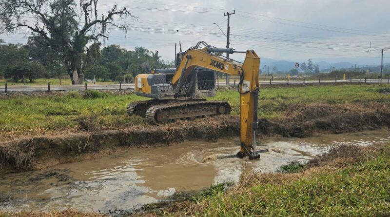 Prefeitura inicia limpeza de valas em arrozeiras no bairro Gaspar Grande