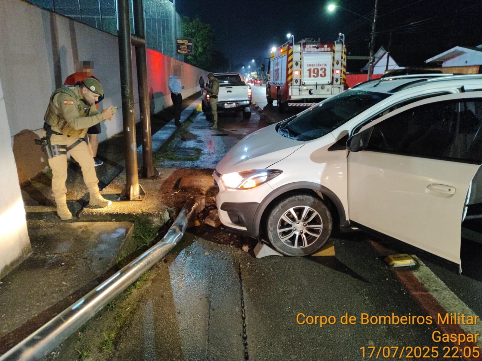 Condutora de 81 anos passa mal e provoca acidente com danos materiais em frente a Círculo